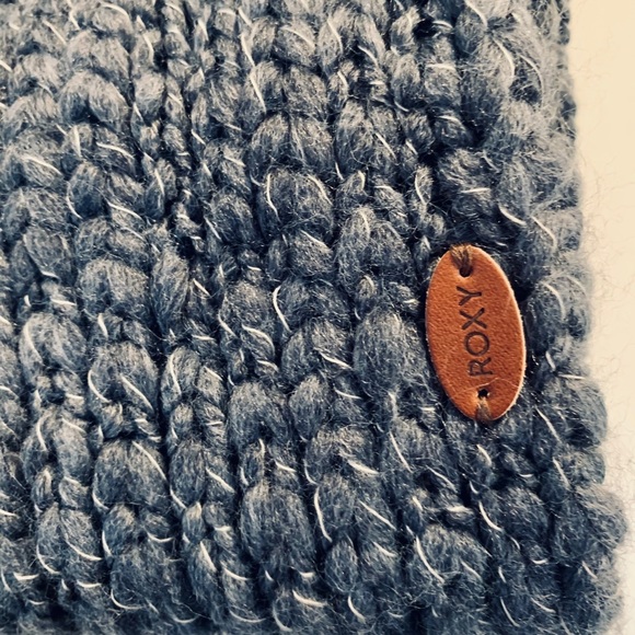 🛍2/$25 Knit Roxy scarf - Picture 2 of 2